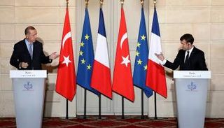 الرئيسان الفرنسي والتركي خلال لقاء سابق