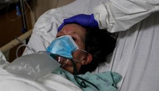 أمريكية مصابة بفيروس كورونا في إحدى المستشفيات