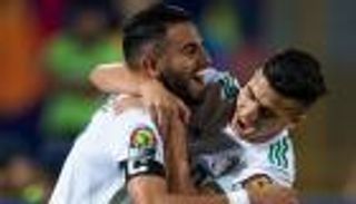 في منتخب الجزائر.. كيف فتح تواضع محرز باب التألق لخليفة عطال؟