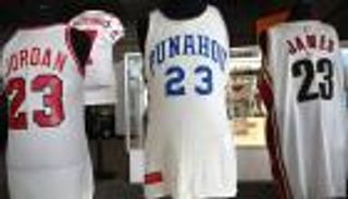 بجانب آخر لأوباما.. قميص مايكل جوردان يدخل تاريخ المزادات الرياضية