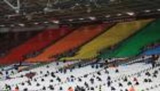 بالصور.. 3 مظاهر من عودة الجماهير إلى الدوري الإنجليزي