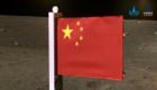الصين ترفع علمها على سطح القمر.. مصنوع من نسيج حقيقي