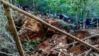 موقع يضم منجما في منطقة ريو سان خوان في نيكاراجوا حيث علق منقبون عن الذهب