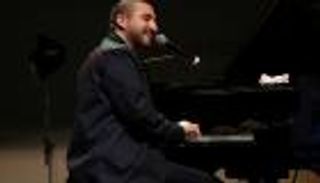 صور.. إبراهيم معلوف يداوي جراح بيروت بالموسيقى