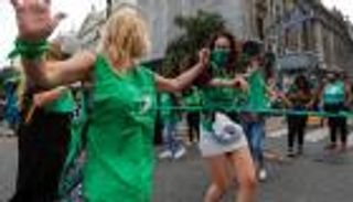 بالصور.. بنات الأرجنتين يطالبن بحق الإجهاض