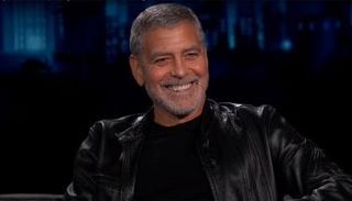 جورج كلوني أثناء اللقاء التلفزيوني 