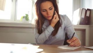 الهاتف المحمول بيئة خصبة لظهور حب الشباب على الوجه