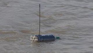 زجاجات مزوده بأجهزة تعقب "جي بي إس" وتكنولوجيا الأقمار الإصطناعية