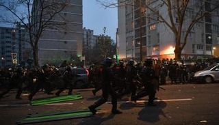 الشرطة الفرنسية اشتبكت مع المتظاهرين - أ.ف.ب