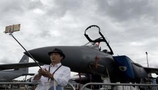 طائرة مقاتلة من طراز بوينج إف-15 إي في معرض فارنبورو للطيران