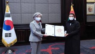 نورة الكعبي وكانج كيونج واه وزيرة خارجية جمهورية كوريا الجنوبية