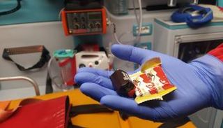 قطع الشوكولاتة التي أهداها الطفل للمسعف