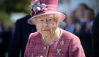 أولوية خاصة للملكة إليزابيث.. بريطانيا تمنح لقاح فايزر "الضوء الأخضر"