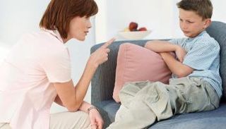 يجب على الأم تجنب القسوة والتوبيخ في تربية الأطفال