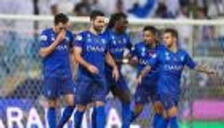 الدوري السعودي.. حلم الـ9 سنوات يداعب الهلال بعد هزيمة الشباب