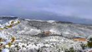 بالصور.. الثلوج تزين الجزائر وتمتزج برمال صحرائها 