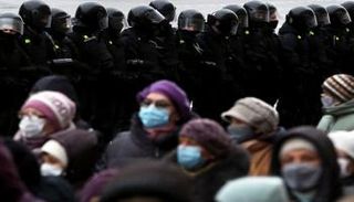 تجمع صغير من المتظاهرين تحاصره الشرطة- أ.ف.ب