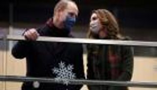 صور.. جولة بالقطار الملكي للأمير ويليام وكيت ميدلتون في بريطانيا