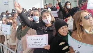 محتجات على عنف الإخوان أمام برلمان تونس