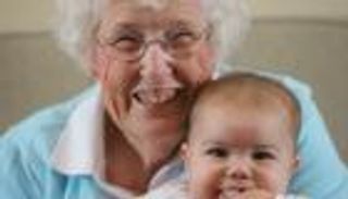 جدة تطلب 15 دولارا في الساعة لتسلية حفيدها