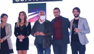 المخرج يسري نصر الله يتوسط الفائزين 