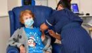 مارجريت كينان.. أول سيدة في العالم تحصل على لقاح فايزر