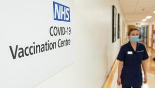 أحد مراكز التطعيم ضد كورونا في بريطانيا