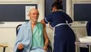 ويليام شكسبير يتلقى لقاح كورونا.. الثاني في العالم