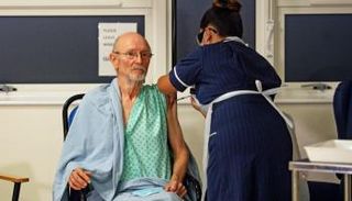 المسن البريطاني ويليام شكسبير يتلقى لقاح كورونا