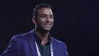 زي غريب وقرار دولي أغرب.. ميدو و"صديقه فينجر" يثيران الجدل