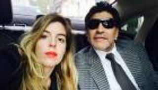 لماذا لم يحضر أقرب أصدقاء مارادونا جنازته؟.. ابنته ترد بإهانة