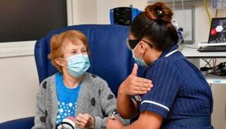 حوار بين السيدة مارجاريت والممرضة قبل تطعيمها باللقاح المضاد لكورونا