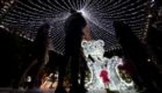 فرنسا تسابق الفيروس إلى الكريسماس.. كورونا يواصل الإغلاق