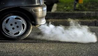 سيارة تعمل بالبنزين تخرج عادما أبيض