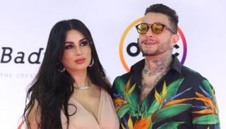 الفنان أحمد الفيشاوي وزوجته