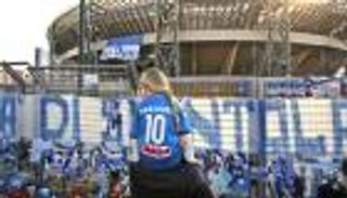 "استاد مارادونا" يشعل حماس نابولي في الدوري الأوروبي