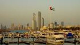 أبوظبي تستأنف الأنشطة الاقتصادية والسياحية بعد نجاح محقق أمام كورونا