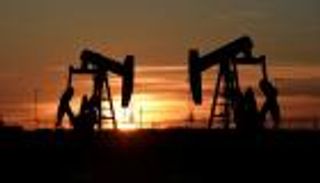 أسعار النفط اليوم.. قفزة الطلب تهزم مفاجأة المخزونات