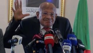 والي العاصمة الجزائرية السابق عبدالقادر زوخ 