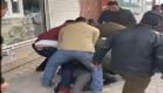 فيديو.. عراقي يحاول الانتحار بسلاح رجل أمن