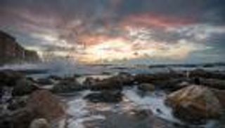 بحر إسكندرية يعانق السماء.. مصور يوثق سحر الطبيعة في الشتاء