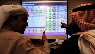 متداول يراقب الأسهم في السوق السعودية - رويترز