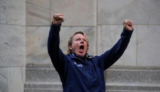 سعادة التاجر جون باورز أمام بورصة نيويورك - رويترز