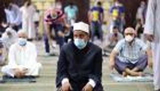 هل ارتداء الكمامة خشية كورونا يبطل الصلاة؟.. الإفتاء المصرية تجيب