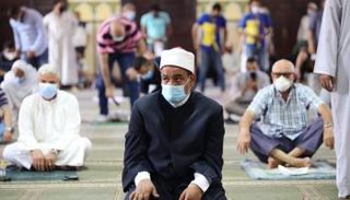 ارتداء الكمامة لا يبطل الصلاة