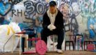 كرسي من الكمامات.. التدوير في زمن كورونا