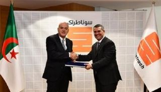 المدير العام لسوناطراك يصافح الرئيس التنفيذي لـ