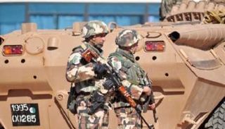 جنديان جزائريان بجانب دبابة حديثة للجيش - أرشيفية