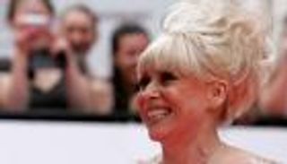 وفاة ممثلة بريطانية شهيرة بعد صراع مع ألزهايمر