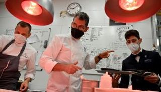 الشيف الإسباني باكو رونسيرو يعمل في مطابخ  مطعمه- أ ف ب